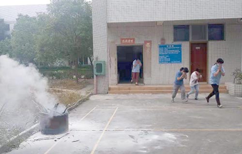 1571970215380400.jpg 10 23 印刷部消防演練 小3.jpg